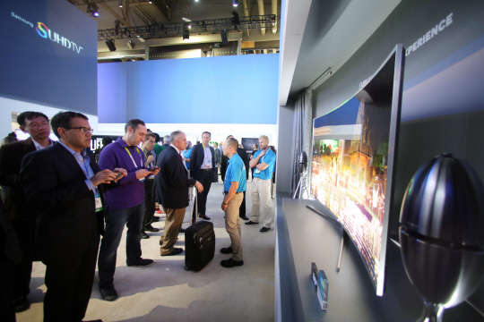 CES2015에서 최고 혁신상을 수상한 세계 최초·최대 크기 105인치 벤더블 SUHD TV를 관람객들이 살펴보고 있다.<삼성전자 제공>